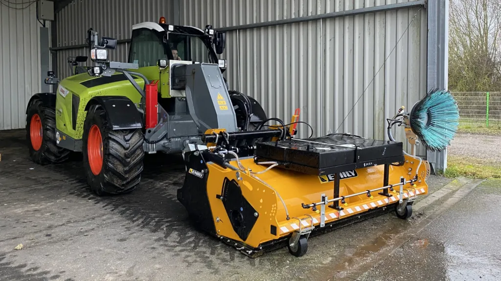 Frontmontert feiemaskin / Feiekost - traktor, kompaktlaster, teleskoplaster